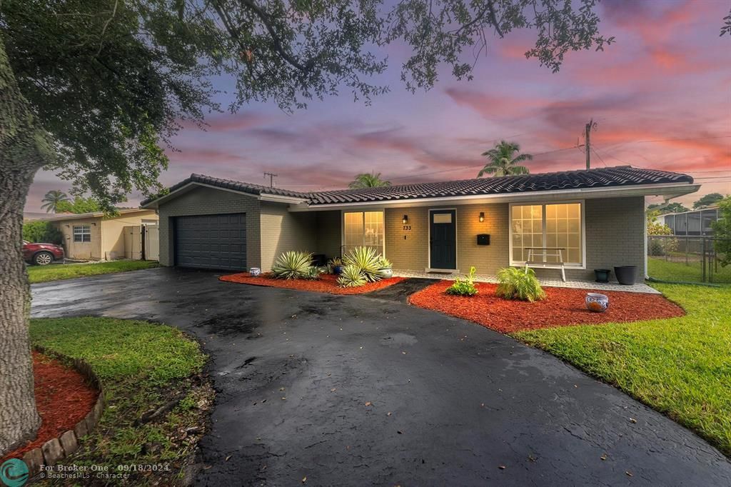 For Sale: $700,000 (3 beds, 2 baths, 1895 Square Feet)