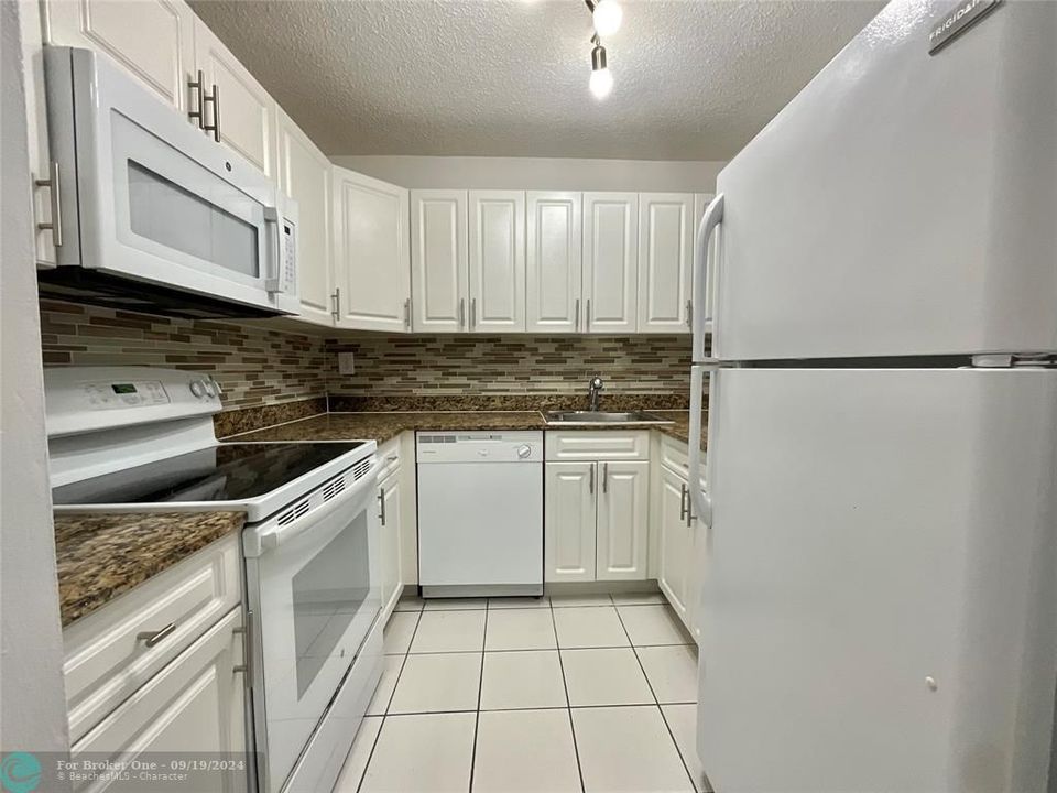 For Rent: $2,177 (1 beds, 1 baths, 800 Square Feet)