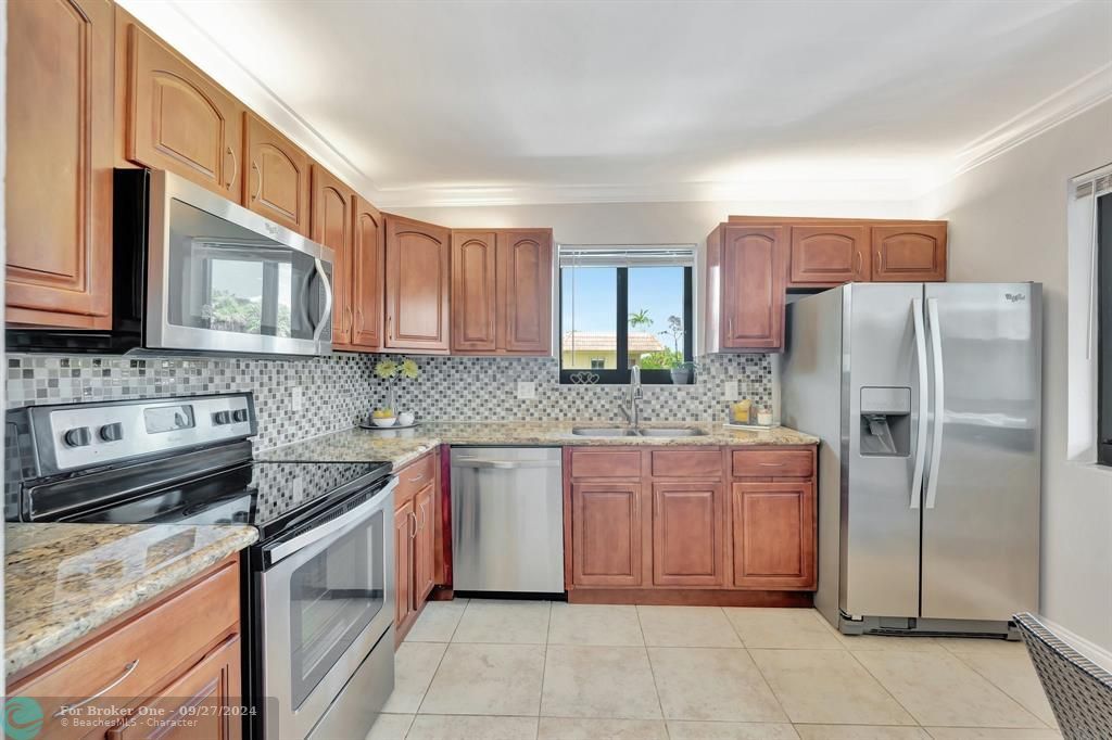 For Sale: $365,000 (2 beds, 2 baths, 1225 Square Feet)