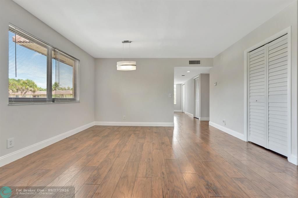 For Sale: $365,000 (2 beds, 2 baths, 1225 Square Feet)