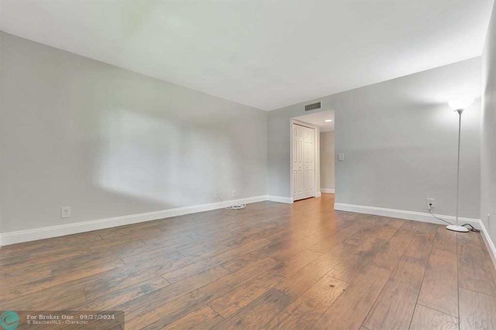 For Sale: $365,000 (2 beds, 2 baths, 1225 Square Feet)