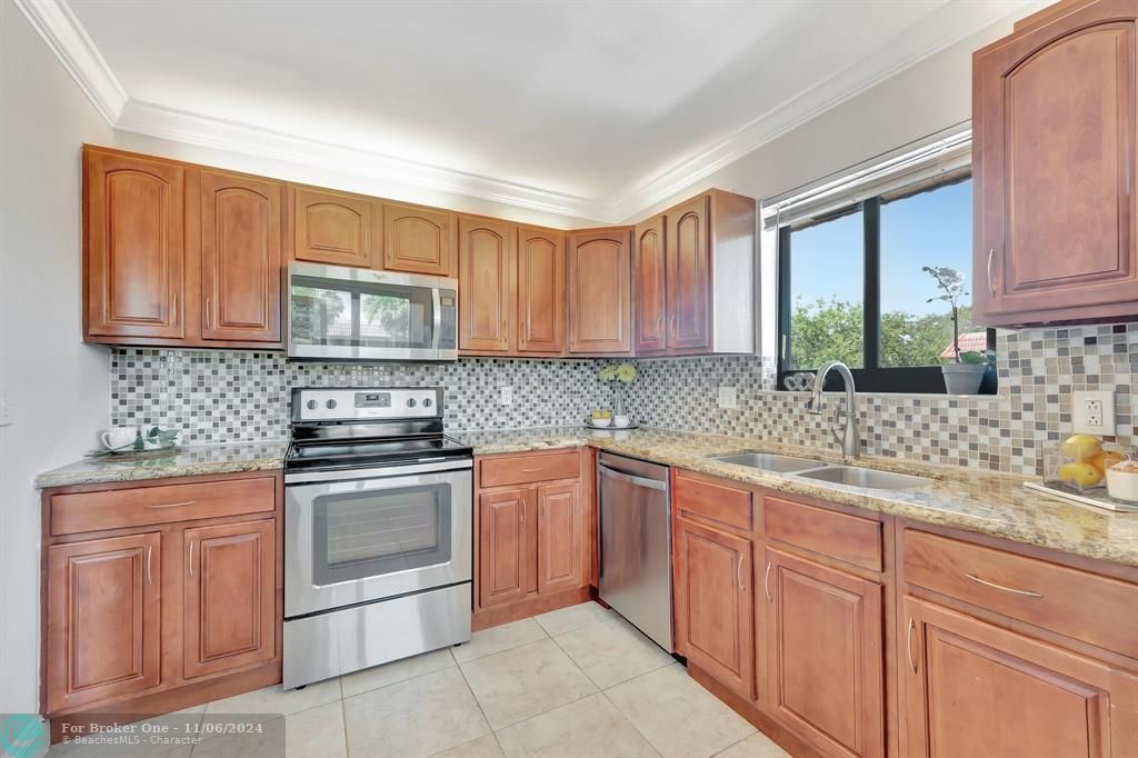 For Sale: $365,000 (2 beds, 2 baths, 1225 Square Feet)