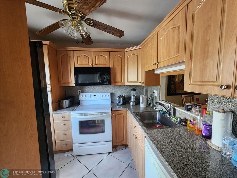 For Sale: $135,000 (2 beds, 2 baths, 944 Square Feet)