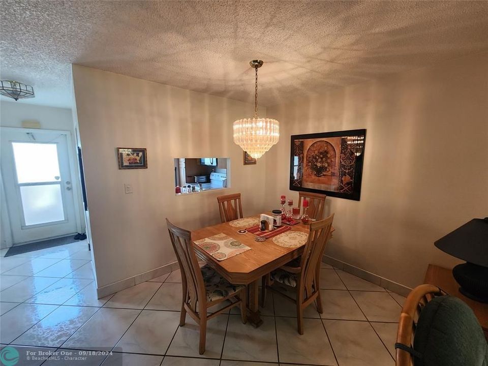 For Sale: $135,000 (2 beds, 2 baths, 944 Square Feet)