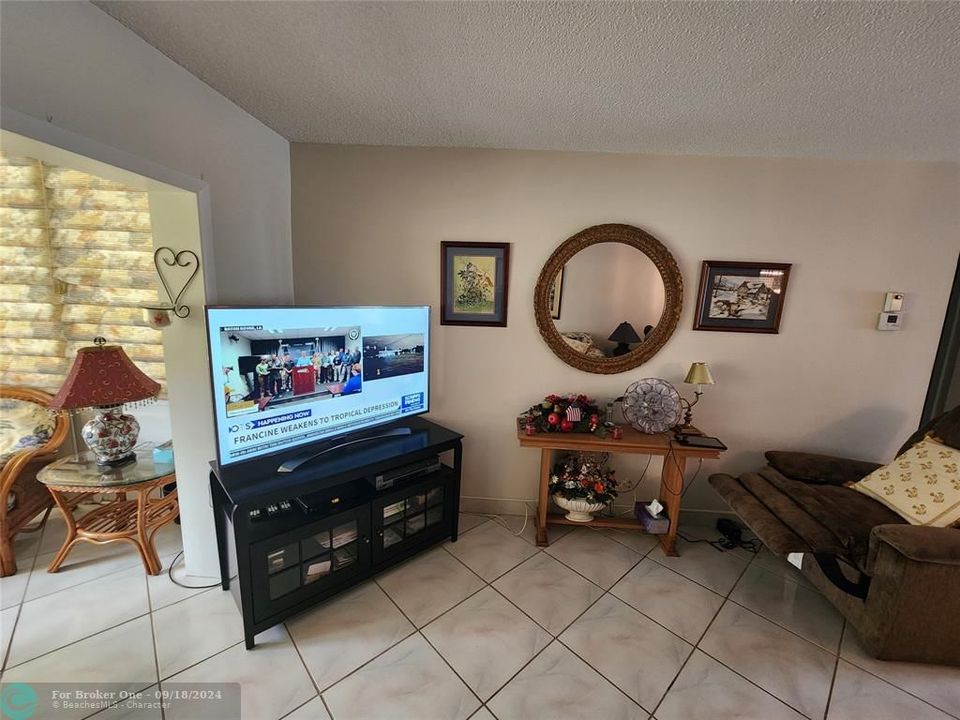 For Sale: $135,000 (2 beds, 2 baths, 944 Square Feet)