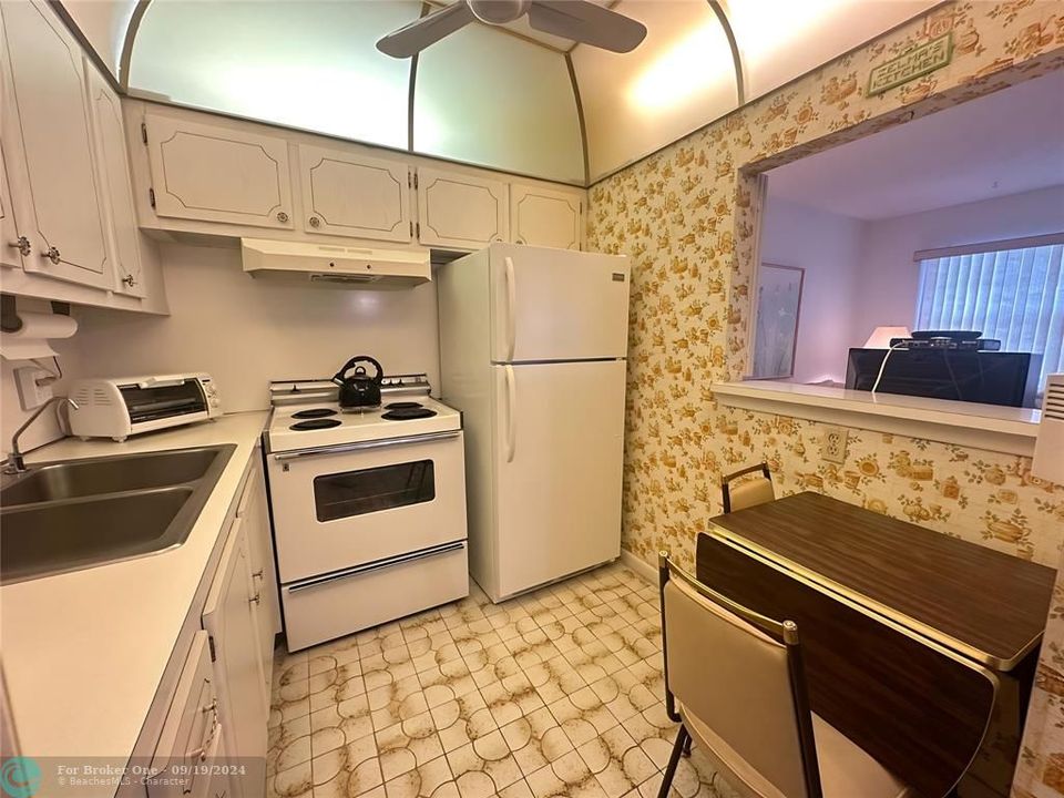 For Sale: $98,900 (1 beds, 1 baths, 703 Square Feet)