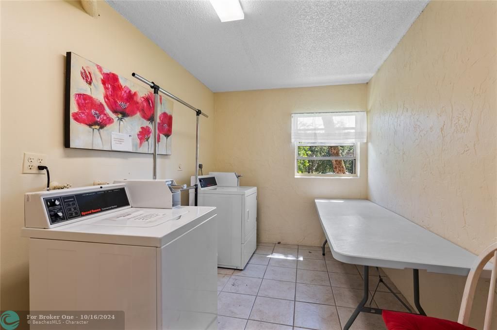 For Sale: $124,000 (1 beds, 1 baths, 877 Square Feet)