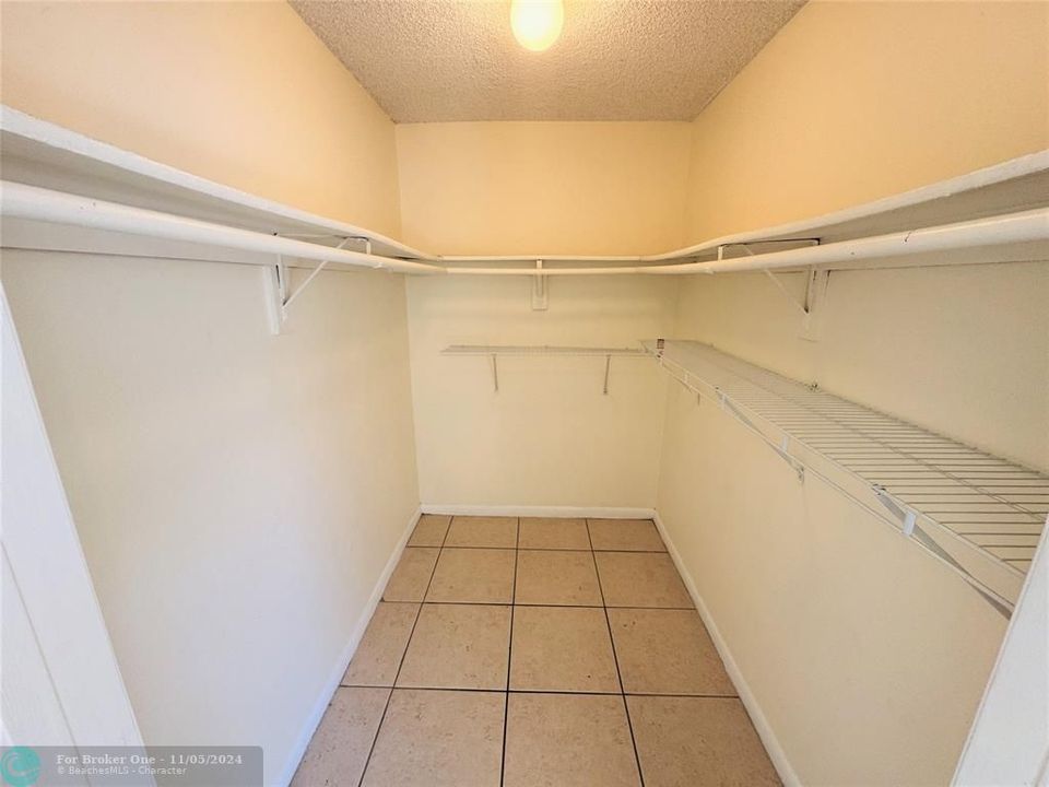 For Rent: $1,550 (1 beds, 1 baths, 775 Square Feet)