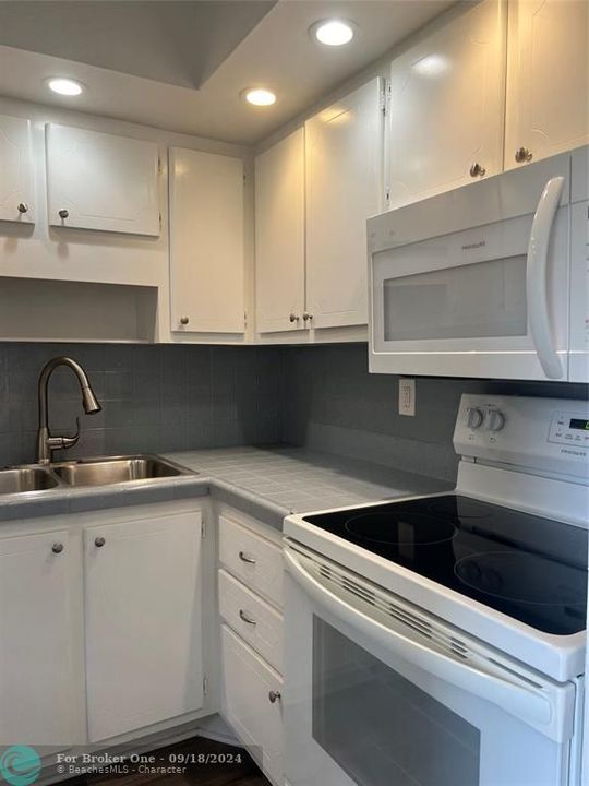 For Rent: $2,300 (2 beds, 1 baths, 1425 Square Feet)