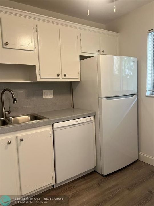 For Rent: $2,300 (2 beds, 1 baths, 1425 Square Feet)