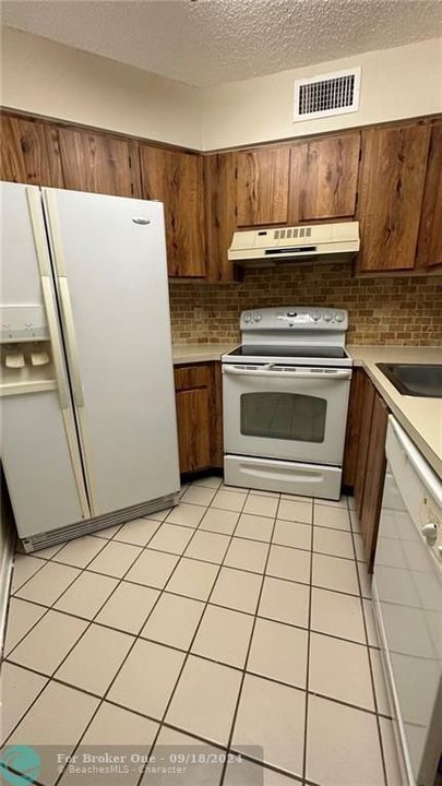 For Rent: $1,900 (2 beds, 2 baths, 890 Square Feet)