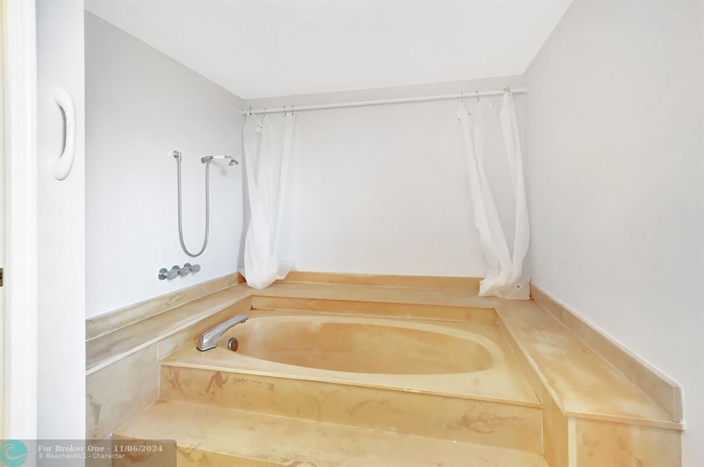 For Sale: $270,000 (2 beds, 2 baths, 1906 Square Feet)