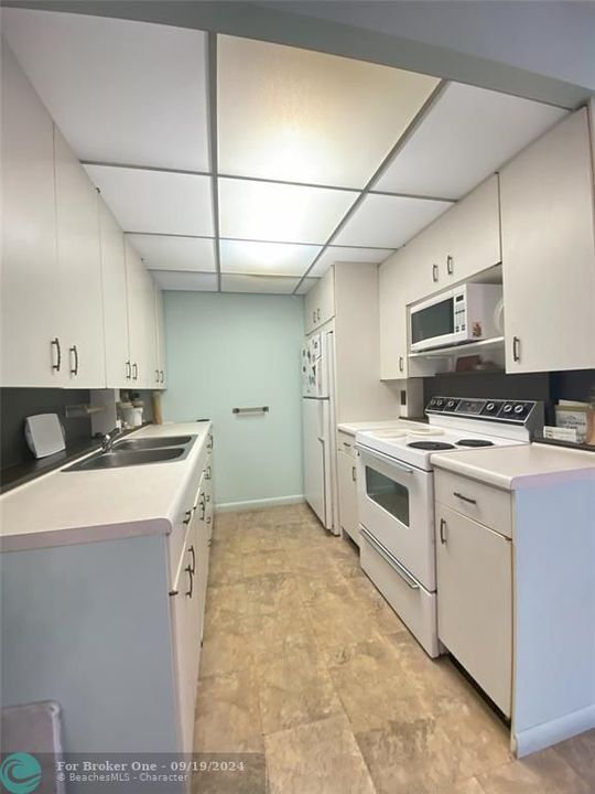 Active With Contract: $99,000 (1 beds, 1 baths, 753 Square Feet)