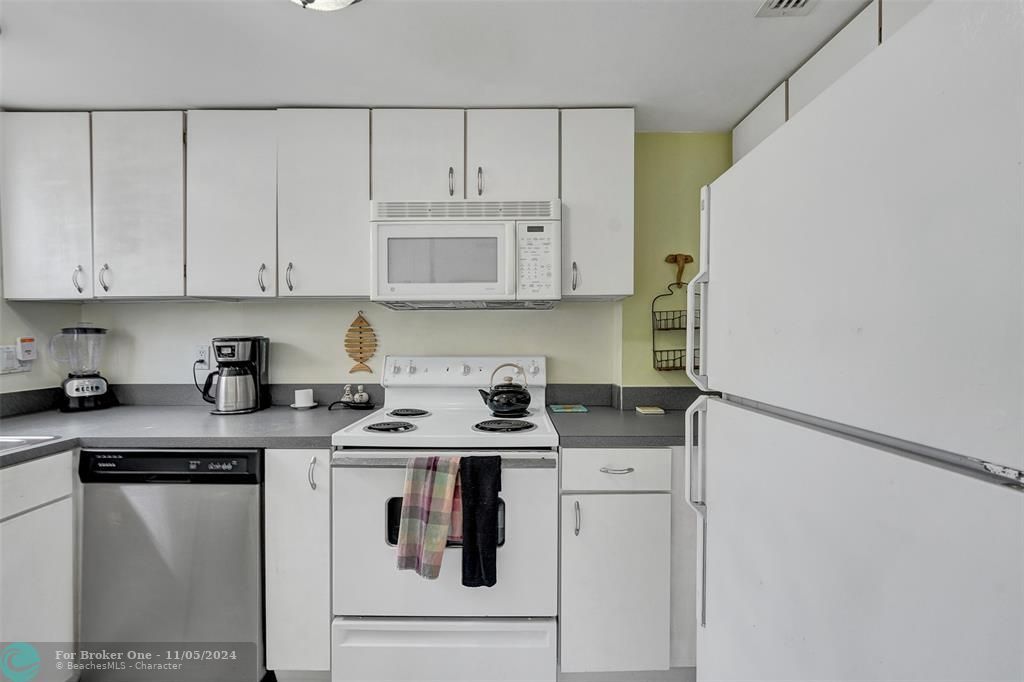 For Sale: $549,000 (1 beds, 1 baths, 621 Square Feet)