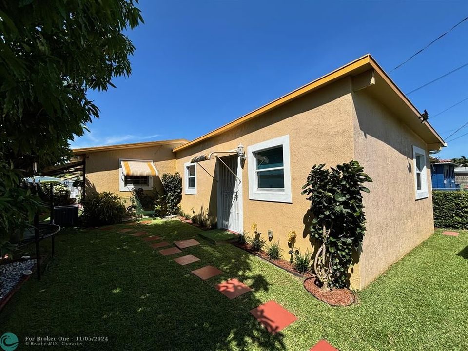 For Sale: $399,000 (2 beds, 1 baths, 744 Square Feet)