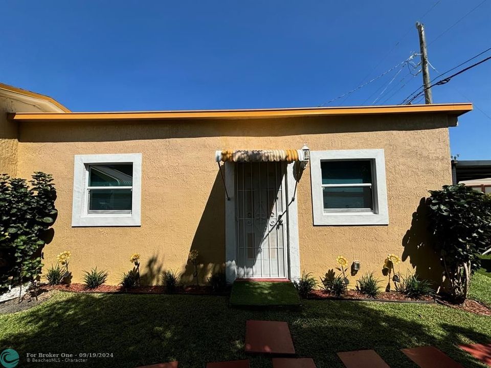 For Sale: $399,000 (2 beds, 1 baths, 744 Square Feet)