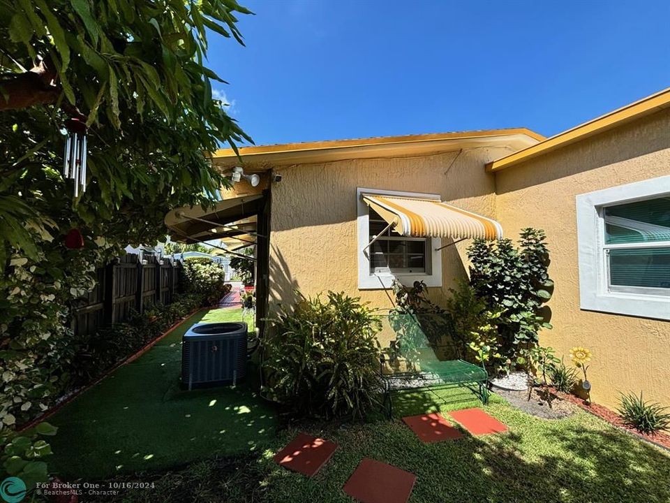 For Sale: $399,000 (2 beds, 1 baths, 744 Square Feet)