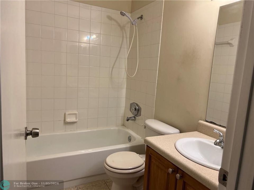 For Sale: $265,000 (2 beds, 2 baths, 965 Square Feet)