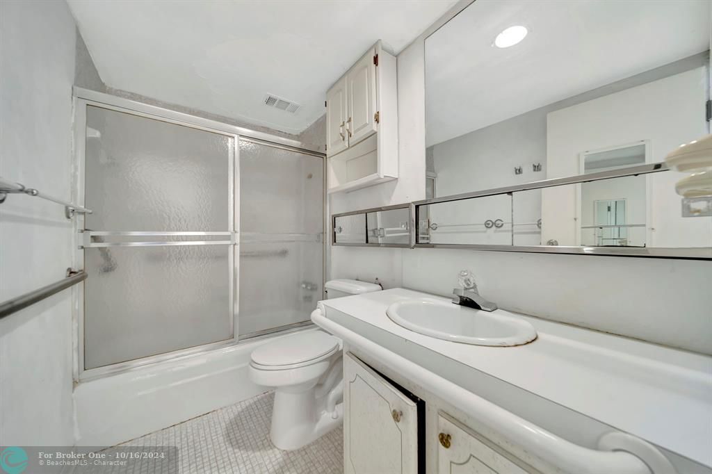 For Sale: $299,999 (1 beds, 1 baths, 850 Square Feet)