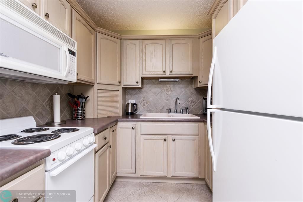 For Sale: $155,000 (1 beds, 1 baths, 564 Square Feet)