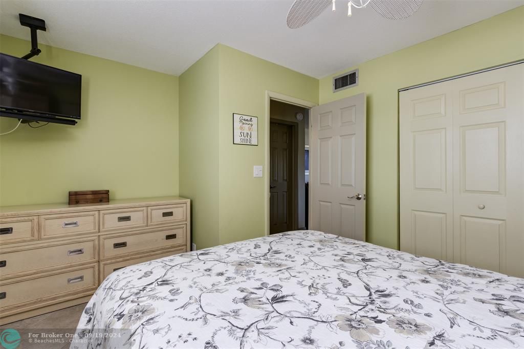 For Sale: $155,000 (1 beds, 1 baths, 564 Square Feet)