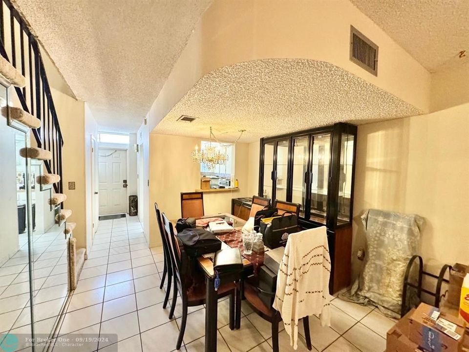 For Sale: $299,900 (2 beds, 1 baths, 980 Square Feet)