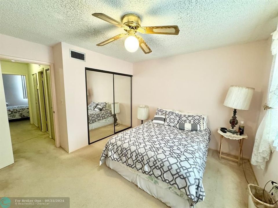 For Sale: $299,900 (2 beds, 1 baths, 980 Square Feet)