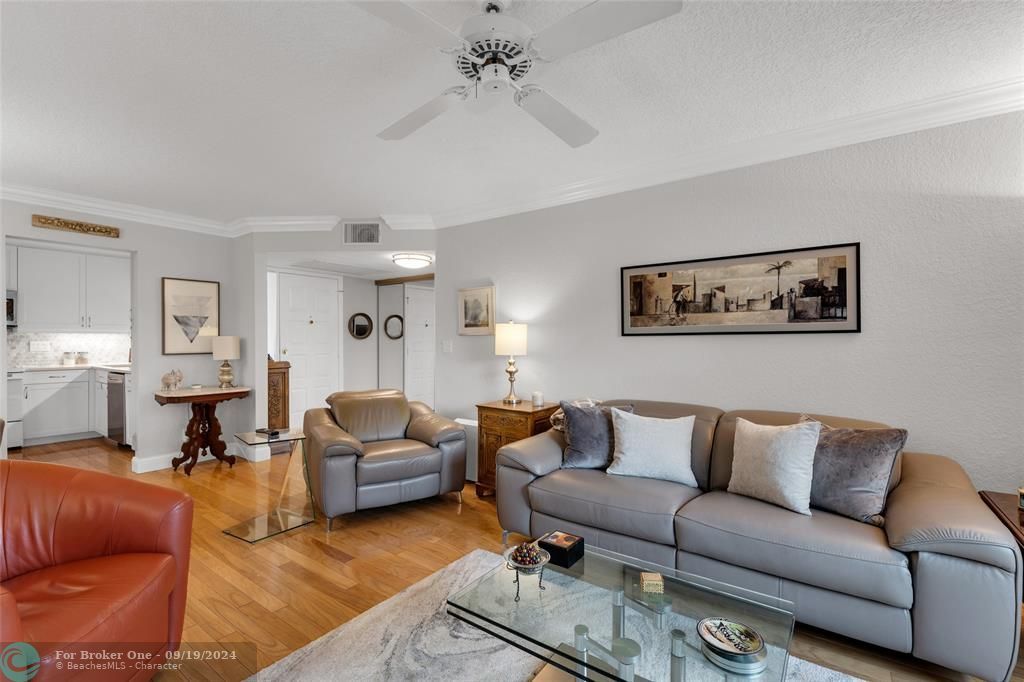 For Sale: $289,000 (2 beds, 2 baths, 978 Square Feet)