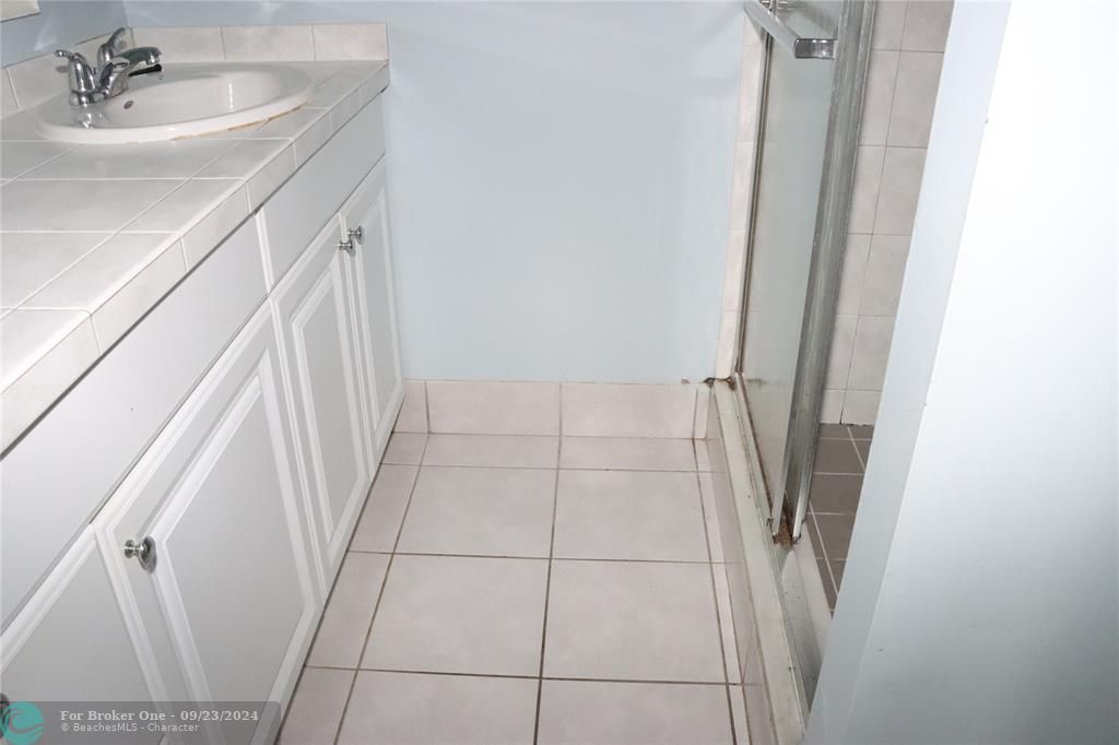 For Rent: $2,200 (2 beds, 2 baths, 1370 Square Feet)