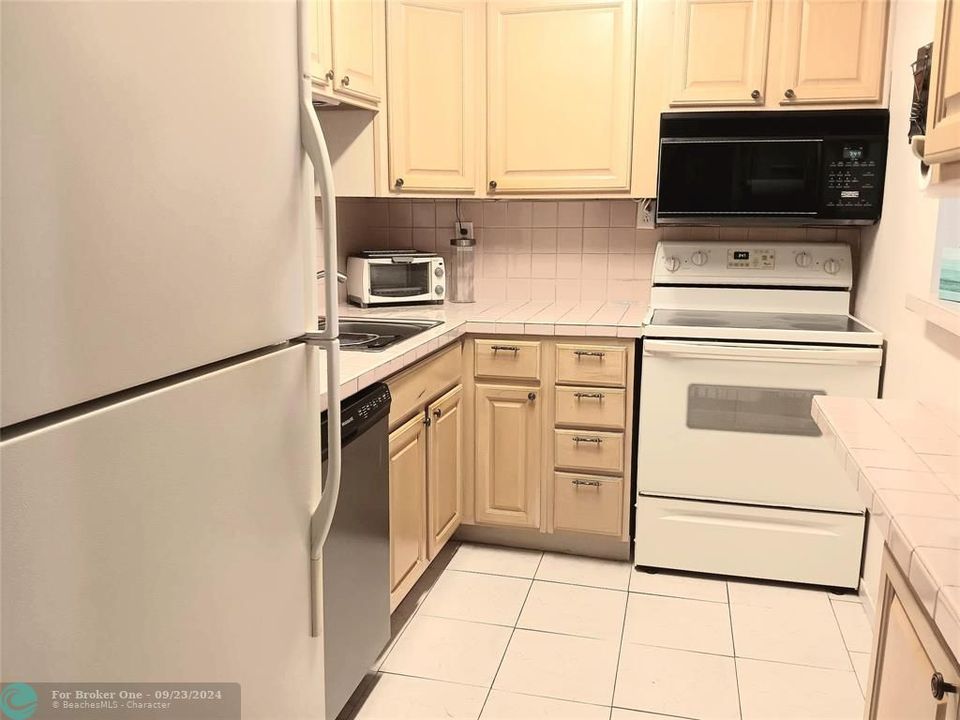 For Sale: $425,000 (2 beds, 2 baths, 1014 Square Feet)