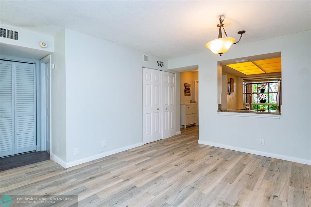 For Sale: $274,900 (2 beds, 2 baths, 1200 Square Feet)