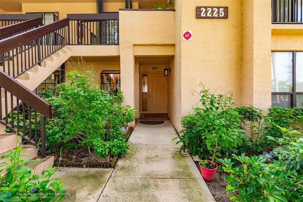 For Sale: $274,900 (2 beds, 2 baths, 1200 Square Feet)