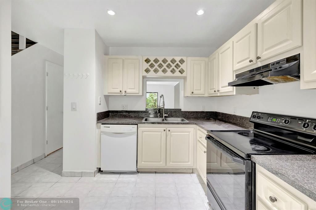 For Sale: $255,000 (2 beds, 2 baths, 1090 Square Feet)