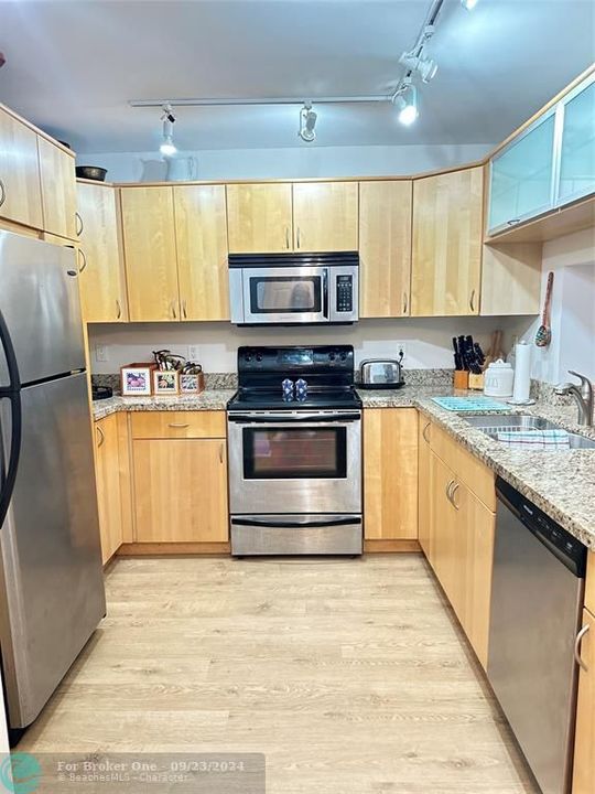 For Rent: $2,250 (1 beds, 1 baths, 1138 Square Feet)