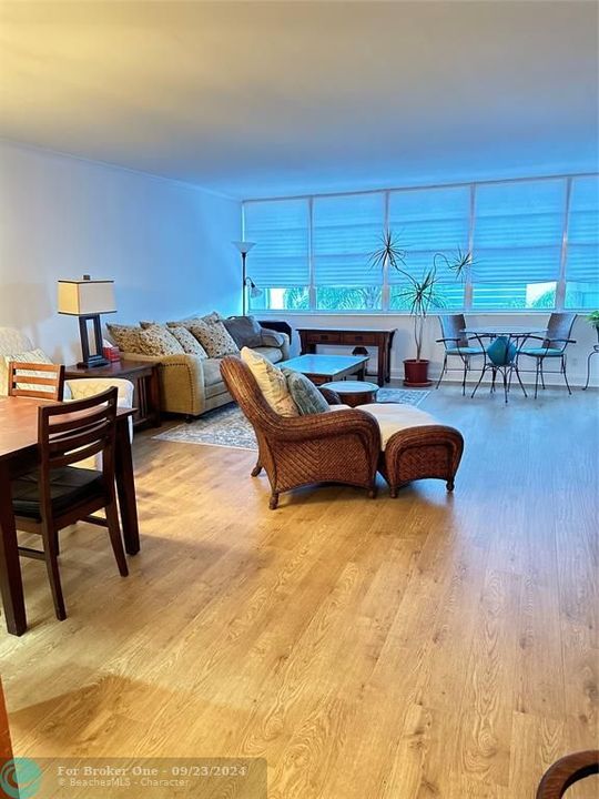 For Rent: $2,250 (1 beds, 1 baths, 1138 Square Feet)