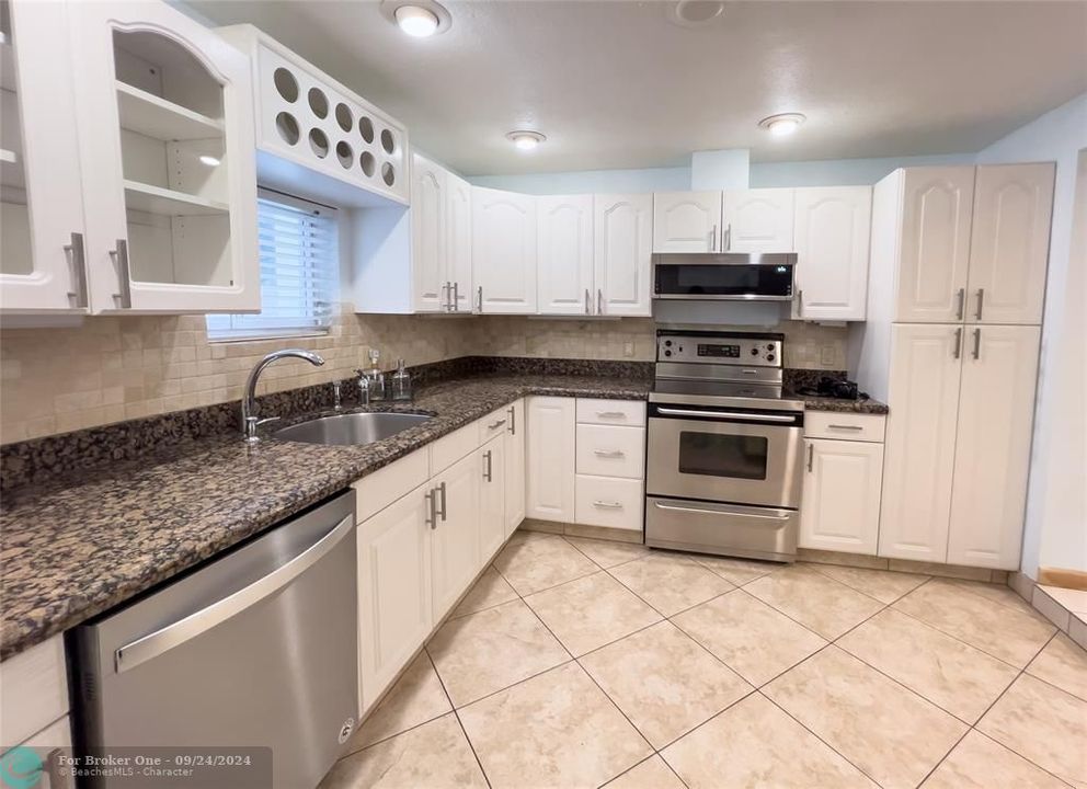 For Rent: $3,900 (3 beds, 2 baths, 1588 Square Feet)