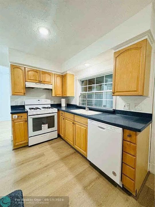 For Rent: $3,800 (3 beds, 2 baths, 1432 Square Feet)