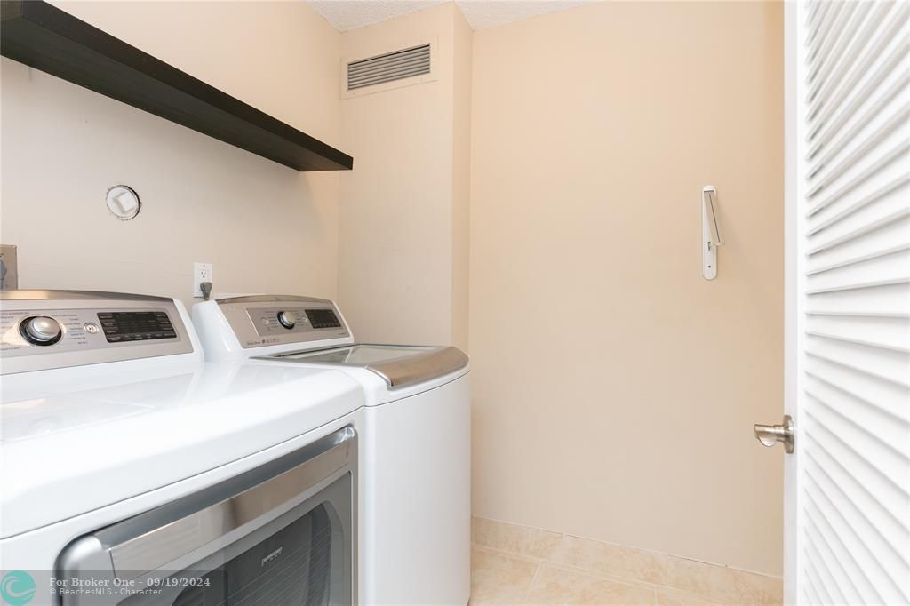 For Sale: $350,000 (2 beds, 2 baths, 1558 Square Feet)