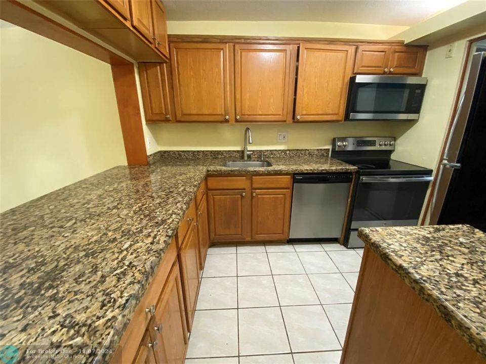 For Rent: $1,900 (2 beds, 2 baths, 949 Square Feet)