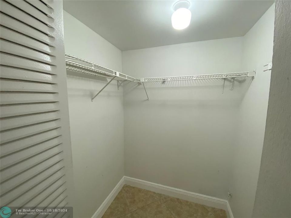 For Rent: $1,900 (2 beds, 2 baths, 949 Square Feet)