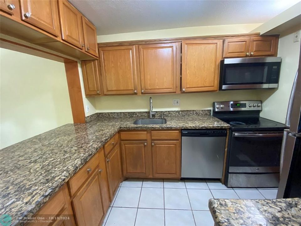 For Rent: $1,900 (2 beds, 2 baths, 949 Square Feet)