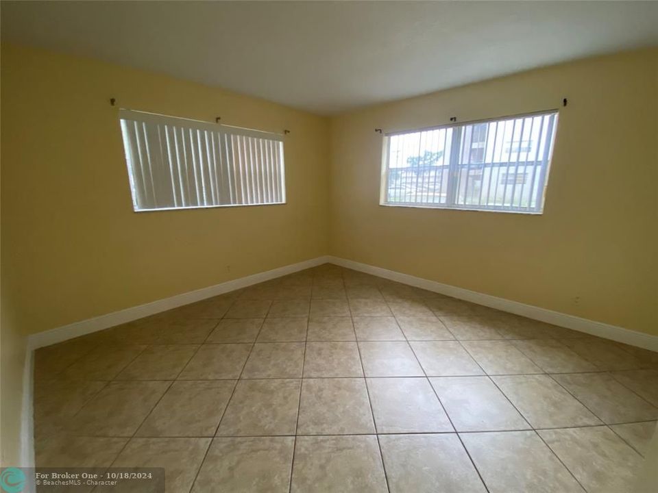 For Rent: $1,900 (2 beds, 2 baths, 949 Square Feet)