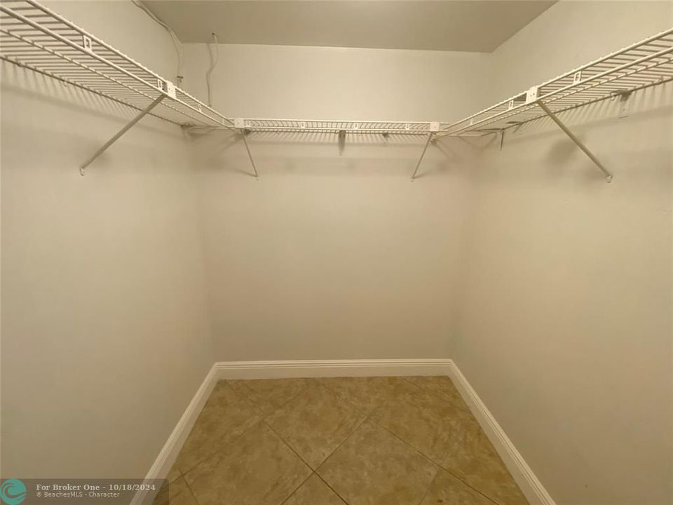 For Rent: $1,900 (2 beds, 2 baths, 949 Square Feet)