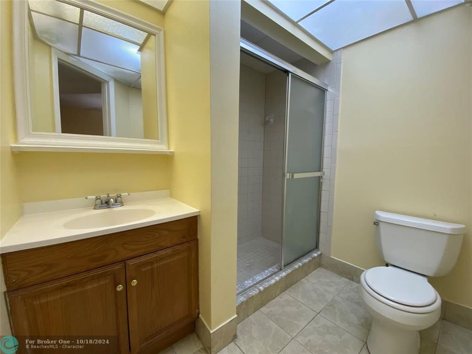 For Rent: $1,900 (2 beds, 2 baths, 949 Square Feet)