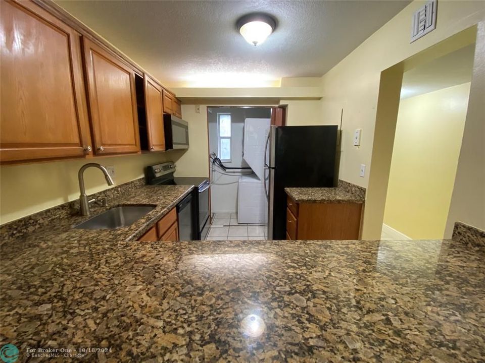 For Rent: $1,900 (2 beds, 2 baths, 949 Square Feet)