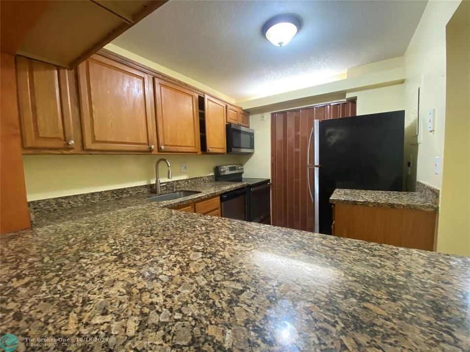 For Rent: $1,900 (2 beds, 2 baths, 949 Square Feet)