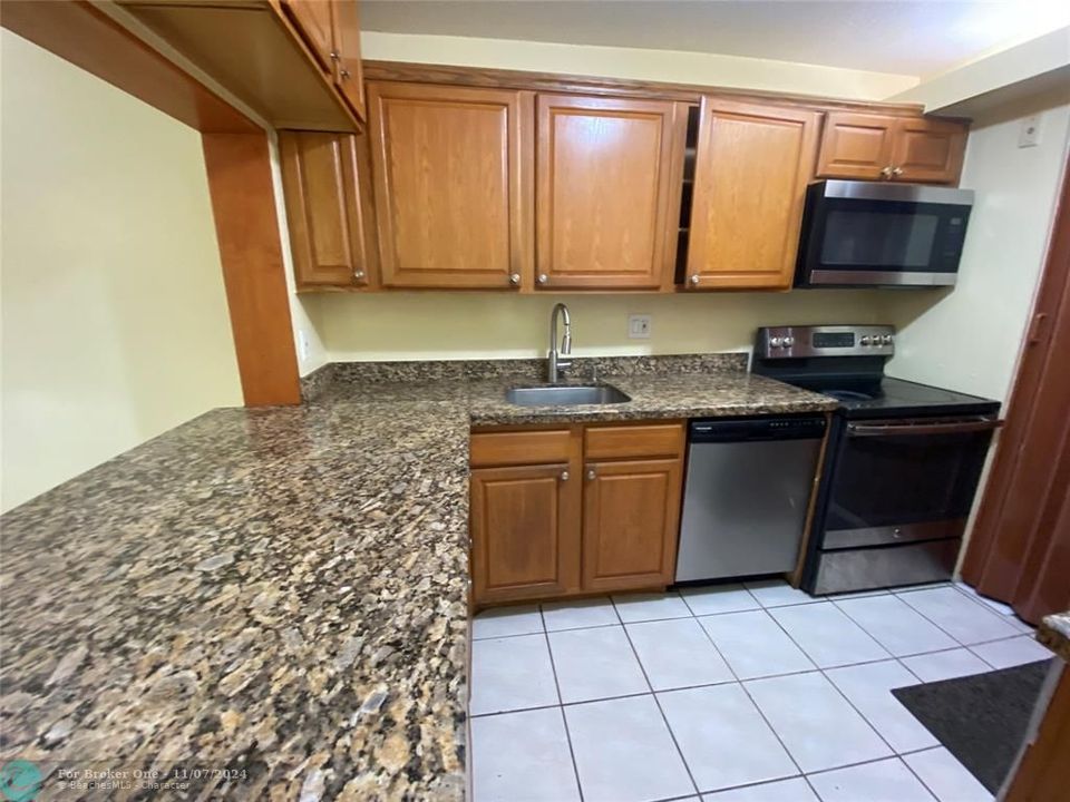 For Rent: $1,900 (2 beds, 2 baths, 949 Square Feet)