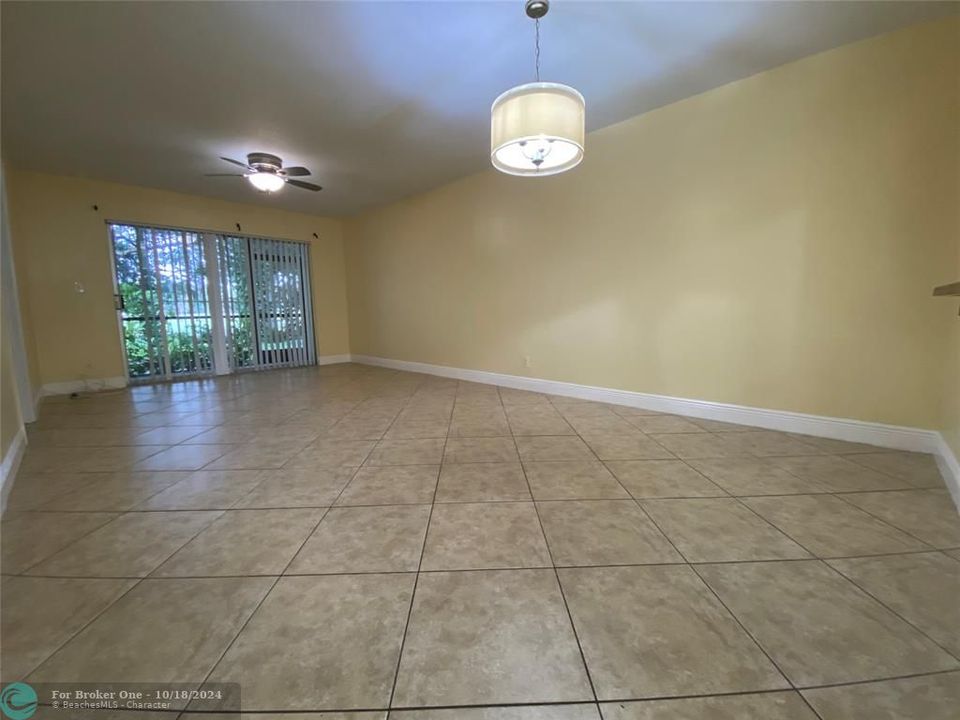 For Rent: $1,900 (2 beds, 2 baths, 949 Square Feet)