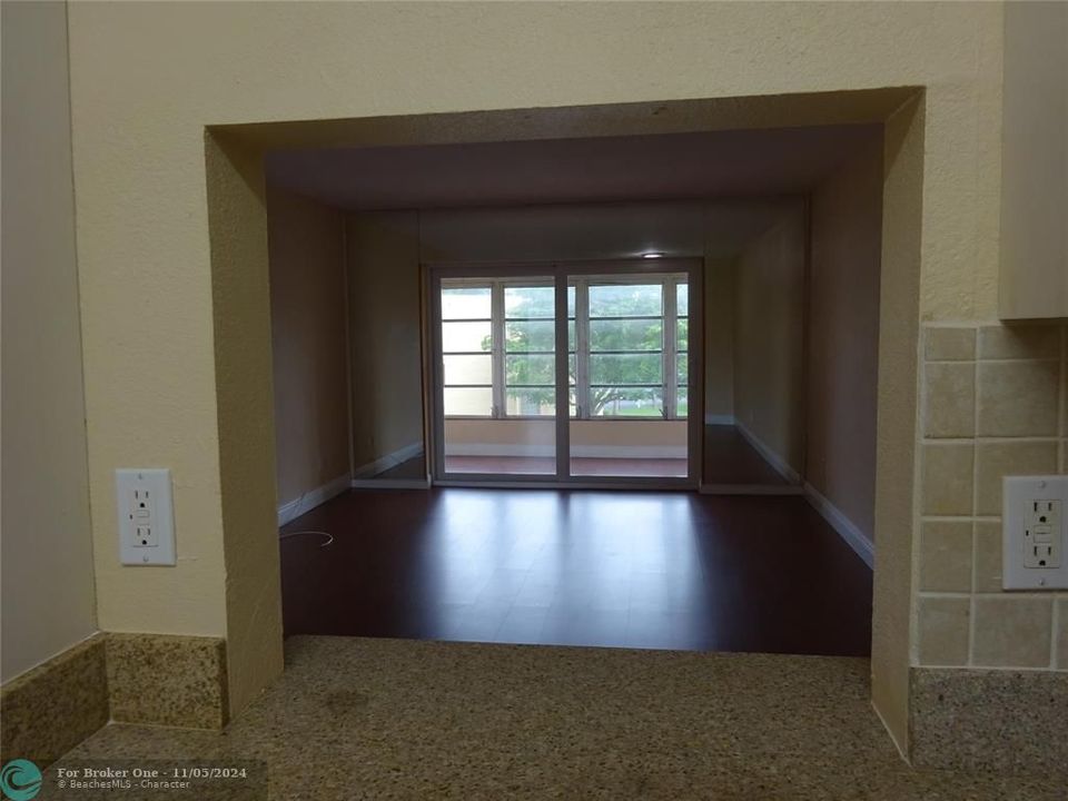 For Rent: $1,425 (1 beds, 1 baths, 660 Square Feet)