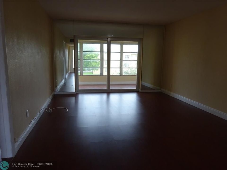 For Rent: $1,425 (1 beds, 1 baths, 660 Square Feet)